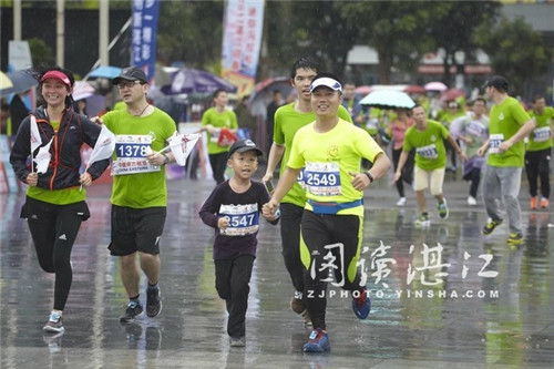 Runners brave rain for Zhanjiang mini-marathon