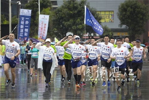 Runners brave rain for Zhanjiang mini-marathon