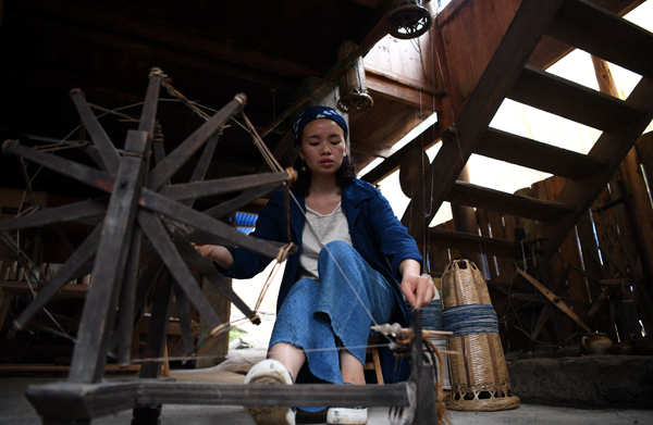 Young entrepreneurs revive traditional Dong textile-making skills