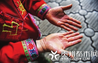 'Spiderwoman' in Getu River, Guizhou