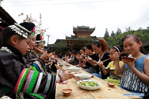 Guizhou's Dong ethnic culture attracts many tourists during May Day