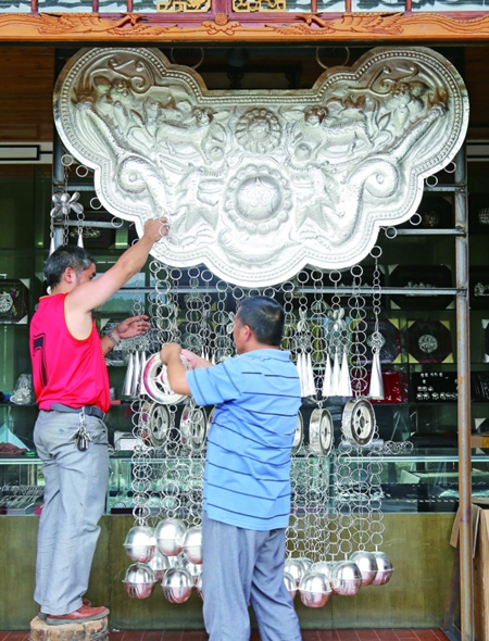 China's largest silver lock unveiled in Guizhou Leishan