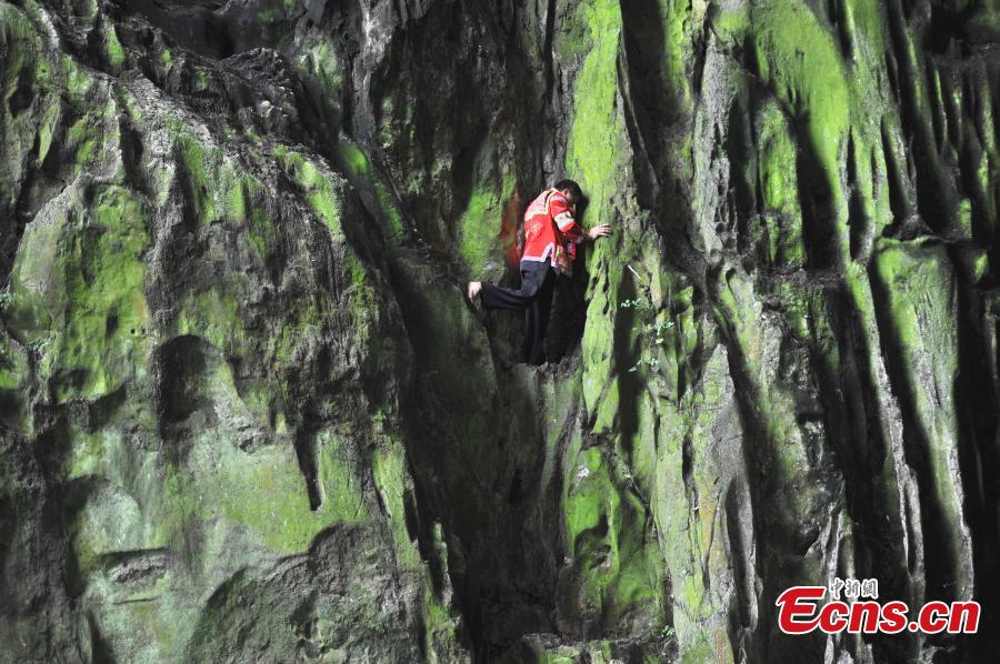 Real life spiderman scales cliff without safety equipment