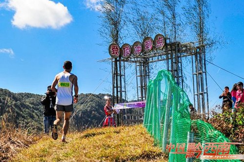 Intl runners go cross-country on Mount Bailong