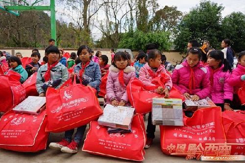 Anlong donates gifts to students for New Year