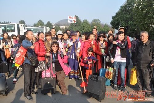 Tourist trains bring prosperity to Qianxinan