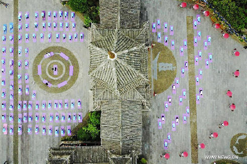 Fans practice yoga in Guizhou province