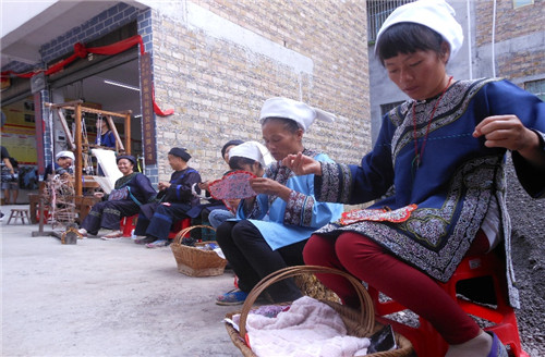 Horsetail embroidery: Shui intangible cultural heritage on finger