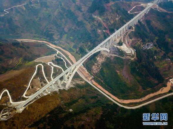China's longest concrete arch railway bridge supports trial run in Guizhou
