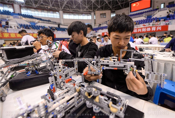 Guiyang adolescents compete in robotic skills