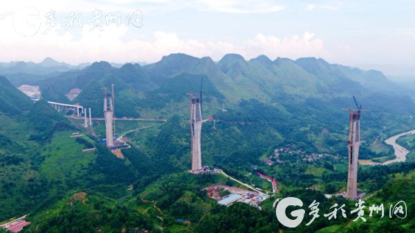 Guizhou Pingtang Grand Bridge breaks world record