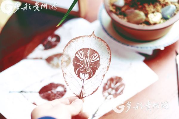 Leaf carving-Peking Opera fusion inspires youth in Guizhou