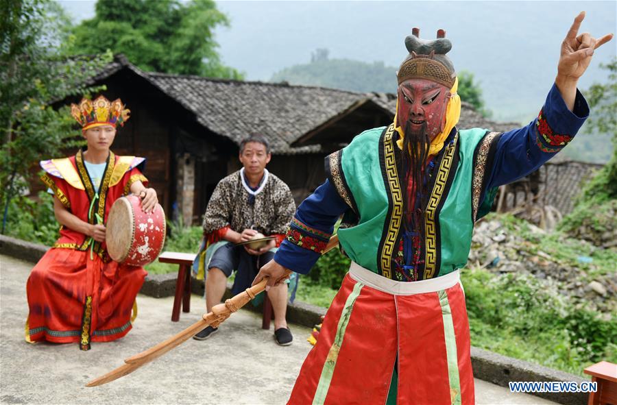 Pic story of inheritor of Nuo mask carving techniques in China's Guizhou
