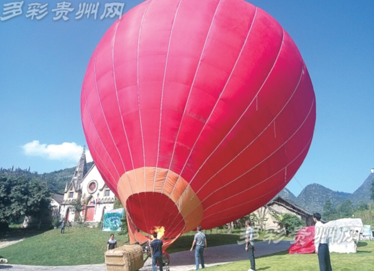 Riding a hot-air balloon to overlook the Huangguoshu waterfall