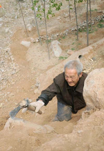Legless veteran planted 3,000 trees in 10 years<BR>