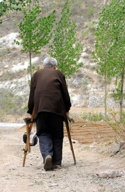 Legless veteran planted 3,000 trees in 10 years<BR>