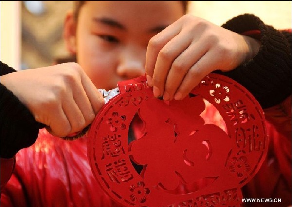 Citizens learn to make paper-cuttings to greet Spring Festival