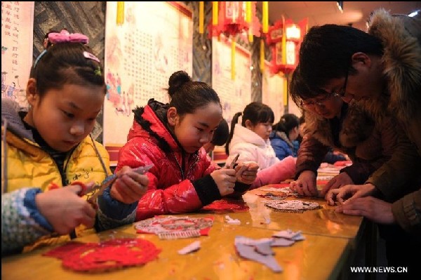 Citizens learn to make paper-cuttings to greet Spring Festival