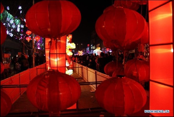 Pepole celebrate Lantern Festival in China's Hebei