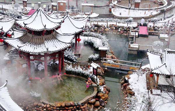 People enjoy hot spring in Xingtai