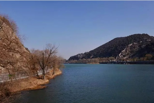 Majestic winter scenery at Longmen Grottoes