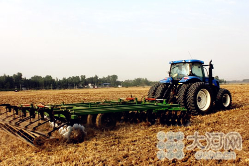 Fangcheng develops agriculture with machinery