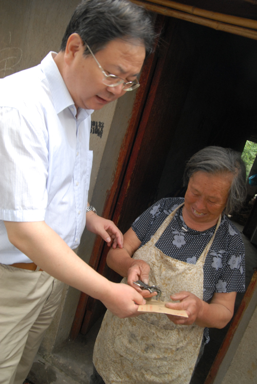 Huaqiao pays respects to former soldiers