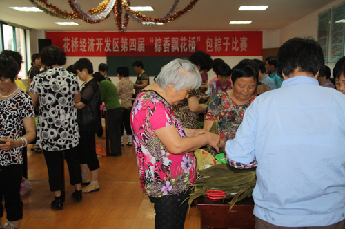 Huaqiao hosts zongzi wrapping competition