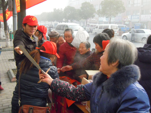 Huaqiao volunteers give out Spring Festival couplets