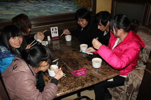 Huaqiao invites young employees for dinner