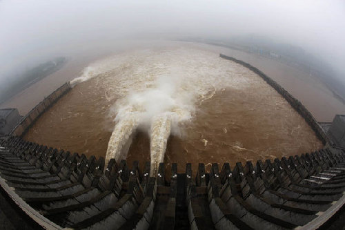 Three Gorges Dam discharges flood