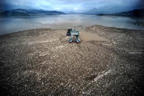 Clean-up vessels on the move near Three Gorges