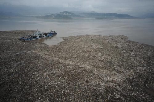 Clean-up vessels on the move near Three Gorges
