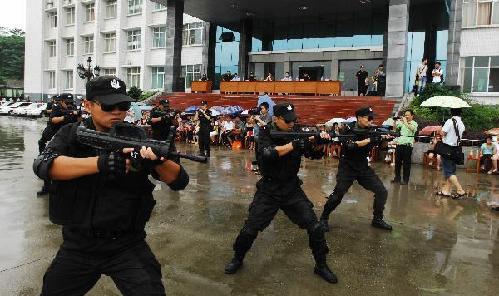 Students & parents visit Xiangfan special police detachment on opening day