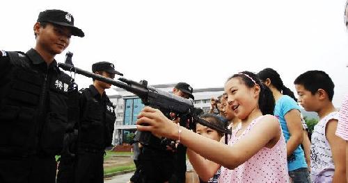 Students & parents visit Xiangfan special police detachment on opening day