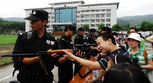 Students & parents visit Xiangfan special police detachment on opening day