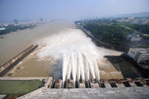Danjiangkou reservoir helps buffer flood