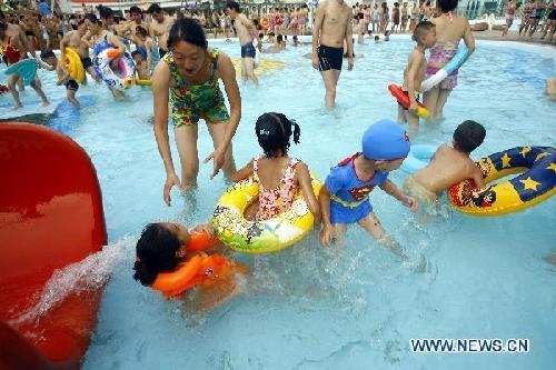 Locals swarm into swimming pool to keep cool in Wuhan