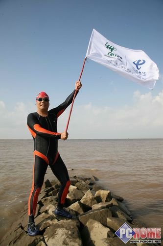 Wuhan man finishes 1200km swim to Shanghai Expo in 33 days