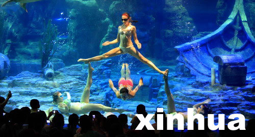 Underwater ballet blow Wuhan audience