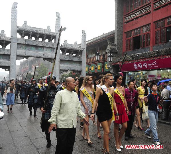 Contestants of Int'l Miss Tourism Queen of the Year tour ancient city