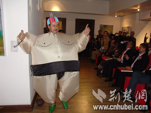 Beezy Bailey's exhibition opens in Wuhan