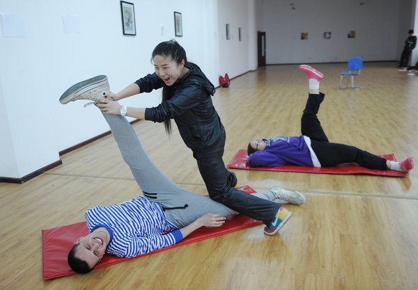 Girl teaches kungfu to 40 foreigners
