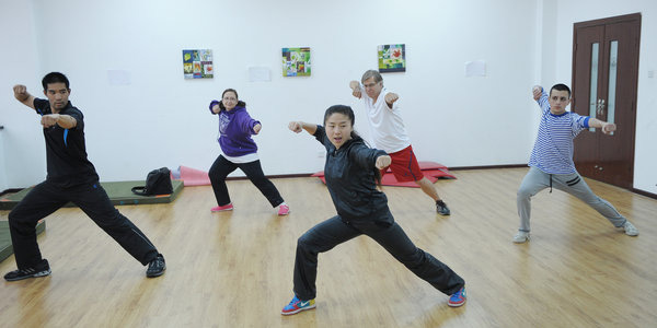 Girl teaches kungfu to 40 foreigners