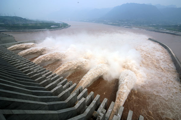 Three Gorges Dam opens sluices as water level pushed up