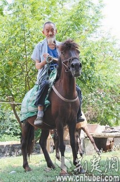 96-year-old in Hubei continues to go horse riding