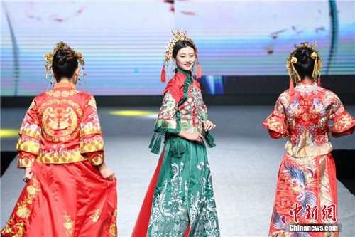 Traditional dresses turn heads in Hunan