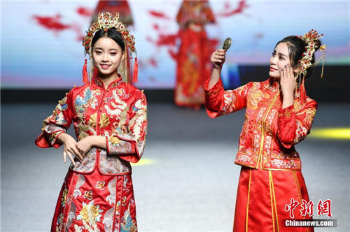 Traditional dresses turn heads in Hunan