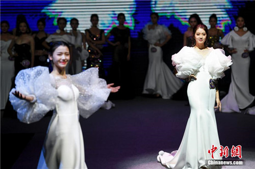Traditional dresses turn heads in Hunan