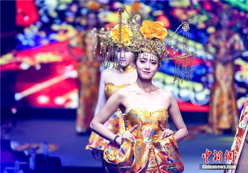Traditional dresses turn heads in Hunan